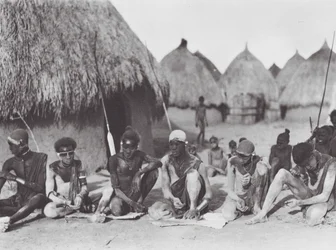 Afrika: Shilluk-Krieger reiben sich mit Holzasche ein