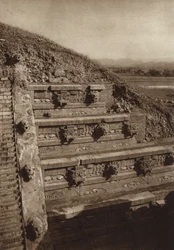 Mexiko: San Juan Teotihuacan, Steinskulpturen an der Westfassade der Pyramide von Quetzalcouatl, Pyramide im Zentrum der Zitadelle