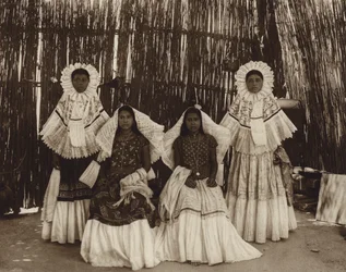 Mexiko: Tehuantepec, Mädchen in Nationaltracht