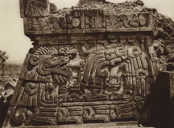 Mexiko: Xochicalco, Teil der Pyramide mit Schlange und Hieroglyphen
