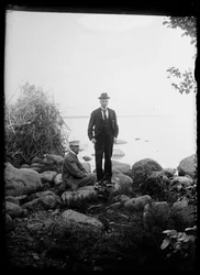 Johannes Andersin und Magnus Adrian Gadd am Mittsommerfeuer