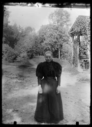 Frau im Hof der Weißen Villa