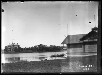 Rechts der Pavillon des Ruderclubs in Kaisaniemi, links die Villa des Fabrikanten Rieks