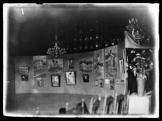 Gemälde von Hugo Simberg und Magnus Enckell in einer Ausstellung im Haus des Adels in Helsinki