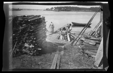 Holz am Strand, wahrscheinlich aus Helsinki