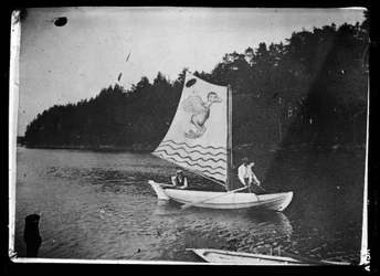 Weißes Boot mit Monstertuch