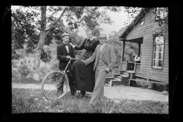 Wolter, Blenda und Einar Simberg im Hof der Gelben Villa, auf der Veranda Elma Simberg