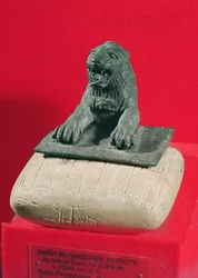 Löwe hält eine hurrianische Gründungstafel von König Tish-atal von Urkesh und Nawar, ca. 2150 v. Chr.