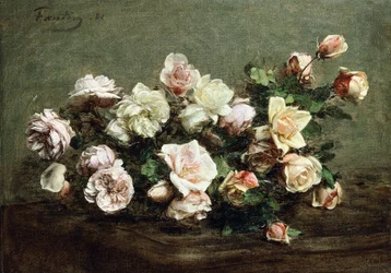 Vase mit weißen Rosen auf einem Tisch