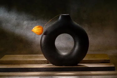 Moderne Vase im Herbstschein