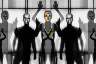 Surreale maskierte Figuren