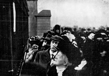 Offizielle Mitteilung über den Tod von König Edward vor dem Buckingham Palace, 1910