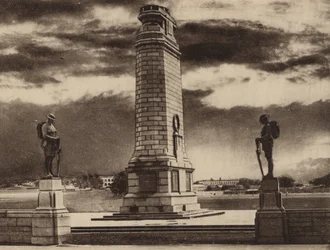 Das Kenotaph mit Fort William im Hintergrund über dem Maidan