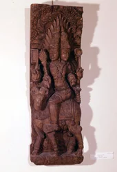 Agni, Feuergott, dargestellt mit zwei Köpfen (bizephal) auf einem Widder, nach der hinduistischen Mythologie. Holzskulptur aus dem 17. Jahrhundert. Paris, Musée Guimet.