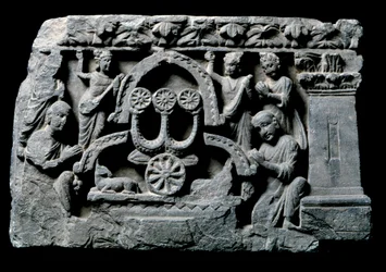 Kunst von Gandhara (oder Greco-Buddhismus): „Buddha im Gebet“ das Wunder von Sravasti. Relief der Gandhara-Schule - 2. bis 4. Jahrhundert - Indian Museum, Kalkutta, Indien