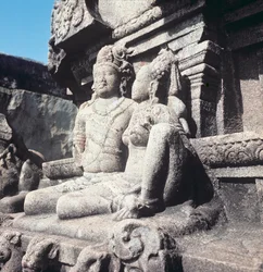 Geschnitzte Figuren von Shiva und Parvati, um 800 n. Chr.
