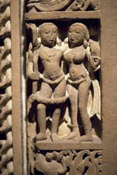 Liebespaar. Türrahmen aus behauenem Stein, Kunst aus Rajasthan oder Uttar Pradesh (Indien), 9.-10. Jahrhundert. Nationalmuseum von Korea, Seoul (Südkorea).