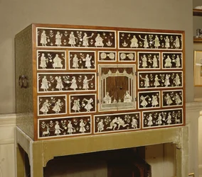 Indischer Schrank, dekoriert mit Elfenbein und Rosenholz, 17 Schubladen, Ceylon, 1700