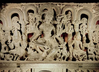 Sturz mit hinduistischer Dreifaltigkeit, aus Warangal, Andhra Pradesh, Kakatiya-Dynastie