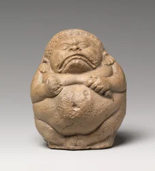 Rassel in Form eines kauernden grotesken Yaksha (Terrakotta)