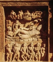 Relief, das Vishnu darstellt, der auf der Schlange Sesha ruht, aus dem Tempel des Vishnu, ca. 500 n. Chr.
