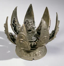 Vishnu mit dem Lotus, umgeben von seinen Inkarnationen auf den aufklappbaren Blütenblättern, Ostindien, um 1200
