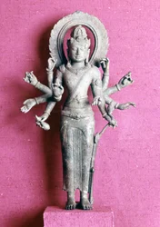 Avalokitesvara. Buddhistische Gottheit. Statuette aus Java - 8. Jahrhundert v. Chr. Paris, Musée Guimet