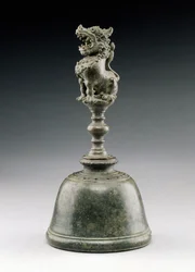 Glocke mit Löwe (Bronze)