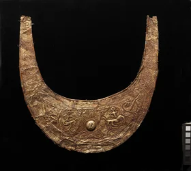 Halbmondförmiger Schmuck (tobelo)