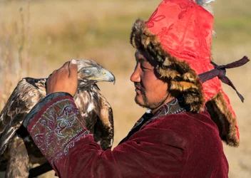 Ein kasachischer Adlerjäger in der Nähe des Dorfes Bayan in der westlichen Mongolei, 2016 (Foto)
