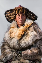Ein Porträt eines kasachischen Adlerjägers in der westlichen Mongolei, 2016 (Foto)