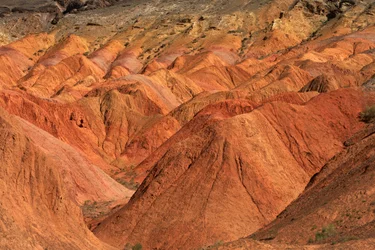 Bei den farbigen Felsen nahe dem Campingplatz in Wu Cai Wan in der Wüste Gobi, Xinjiang, 2007 (Foto)