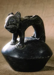 Keramische Raubkatze im Chimú-Stil, gefunden in Puruchuco, Peru. Das geschätzte Alter beträgt 500 - 600 Jahre.