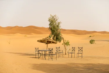 Wüstenszenen in der Nähe eines Hotels in Erg Chebbi, Merzouga, Marokko, 2014 (Foto)