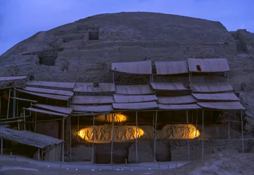 Nachtszene in El Brujo, einem abgelegenen Komplex von Pyramidenruinen der Moche-Kultur, 2005