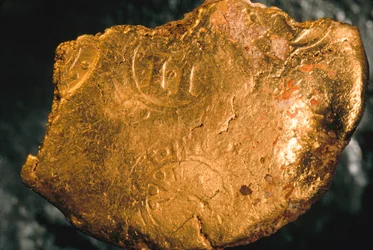 Kostbare Fracht aus dem 16. und 17. Jahrhundert, gefunden in Schiffswracks nahe kubanischen Gewässern. Dies ist ein Stück Gold mit einem Steuerstempel des Prüfers, mit freundlicher Genehmigung des Historikers der Stadt