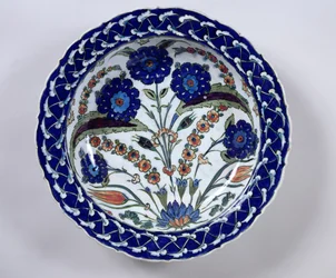 Schale mit Blumendekoration, Iznik