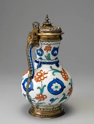 Frittenware Krug, Osmanische Periode (glasierte Keramik mit vergoldetem Silber)