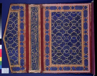 Innenseite eines Koran-Etuis mit einer Thuluth-Inschrift auf dem Einband