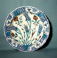 Islamische Kunst: dekorierter Keramikteller aus Iznik (heutiges Nicaea) in der Türkei. 16. Jahrhundert. Sèvres, Nationalmuseum für Keramik