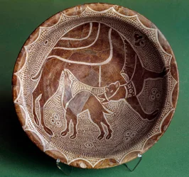 Islamische Kunst: Schnitt des Kamels, das ihr Baby säugt. Aus dem Irak. 10. Jahrhundert.