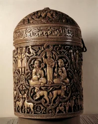 Pyxis (Schachtel) von Al-Mughira (Al Mughira oder Moughira) aus Elfenbein aus Córdoba, bestimmt für den Emir, 968. Paris, Louvre Museum