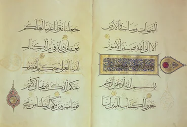 Zwei Seiten aus einem Koran-Manuskript, illuminiert von Mohammad ebn Aibak mit Kalligraphie von Ahmad ebn Sohrevardi, Il-Khanid-Periode, frühes 14. Jahrhundert