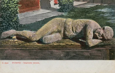 Gefrorener Mensch im Museum von Pompeji. Postkarte von 1913.
