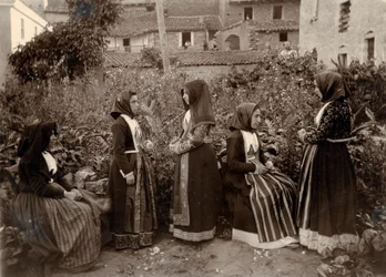 Gruppe von Frauen in traditionellen Kostümen im Garten, Sardinien, Italien