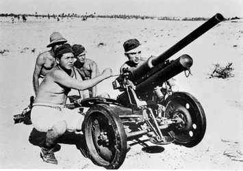 Italienischer Panzerabwehr im libyschen Wüsten. 1941