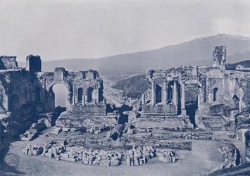 Italien: Taormina, Sizilien, Ruinen des griechischen Theaters und Ätna