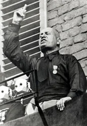 Mussolini in einem schwarzen Hemd