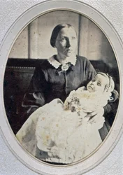 Post-mortem Porträt eines kleinen Mädchens, gehalten von ihrer Mutter, ca. 1855 (s/w Foto)