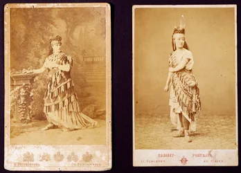 Teresa Stolz und Antonietta Pozzoni in Kostümen für Aida